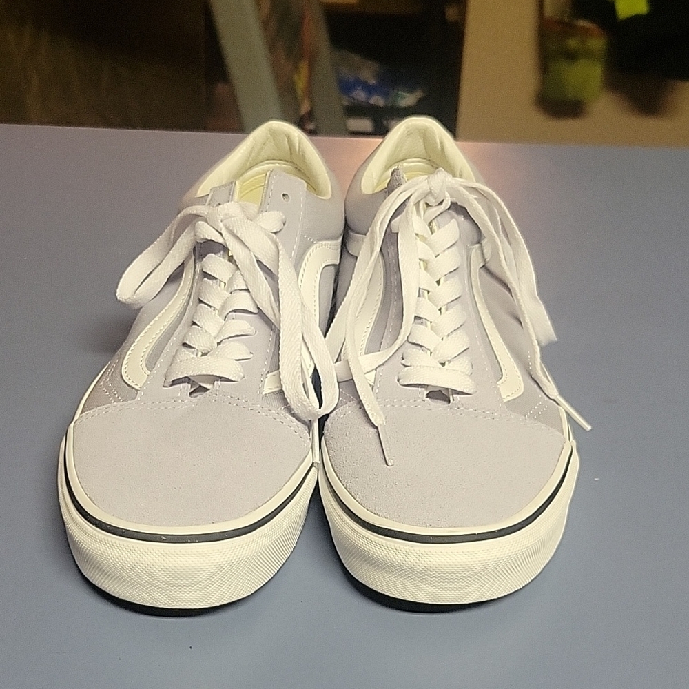 NWOT gray Unisex old skool Vans skater sneaker. These are gray with suede toe.